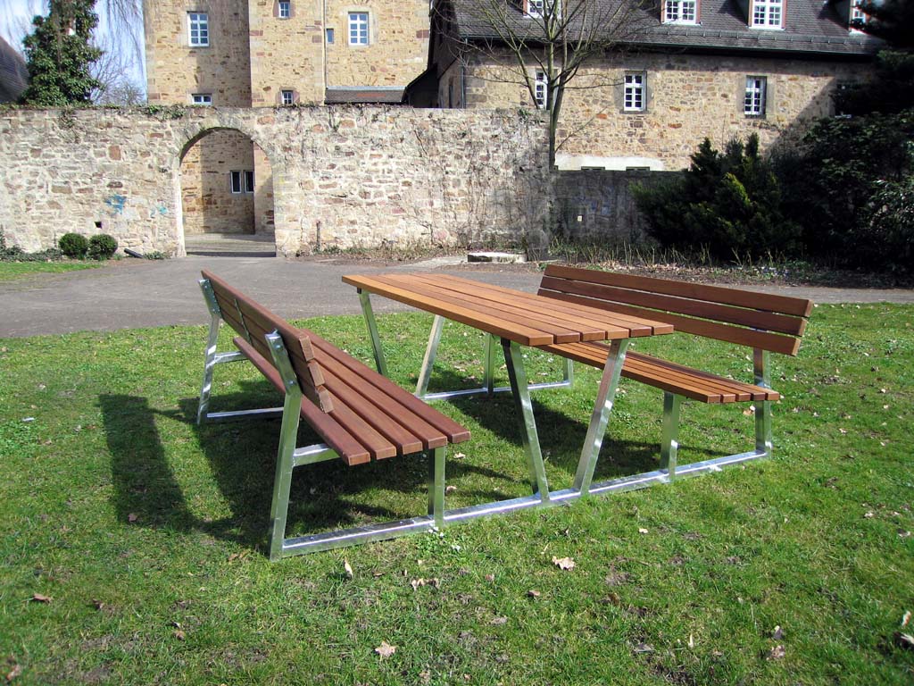 Bank-Tisch-Bank mit Stahlfüssen und Holzlatten