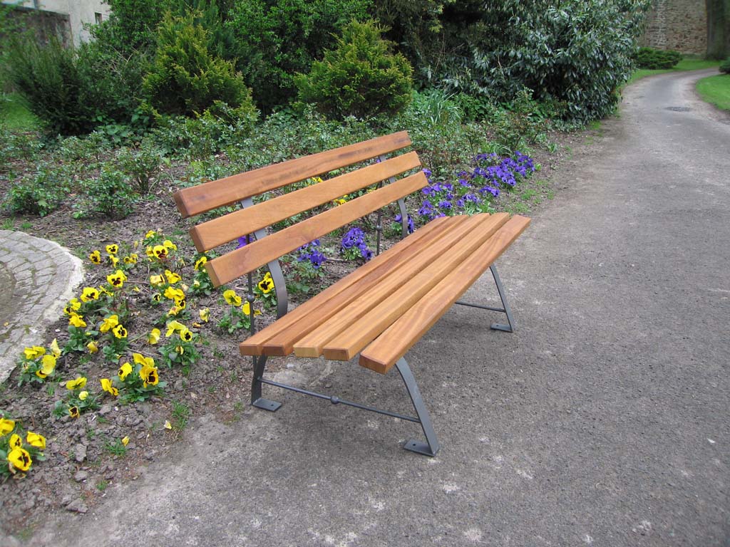 Bank mit Stahlfüssen und Holzlatten