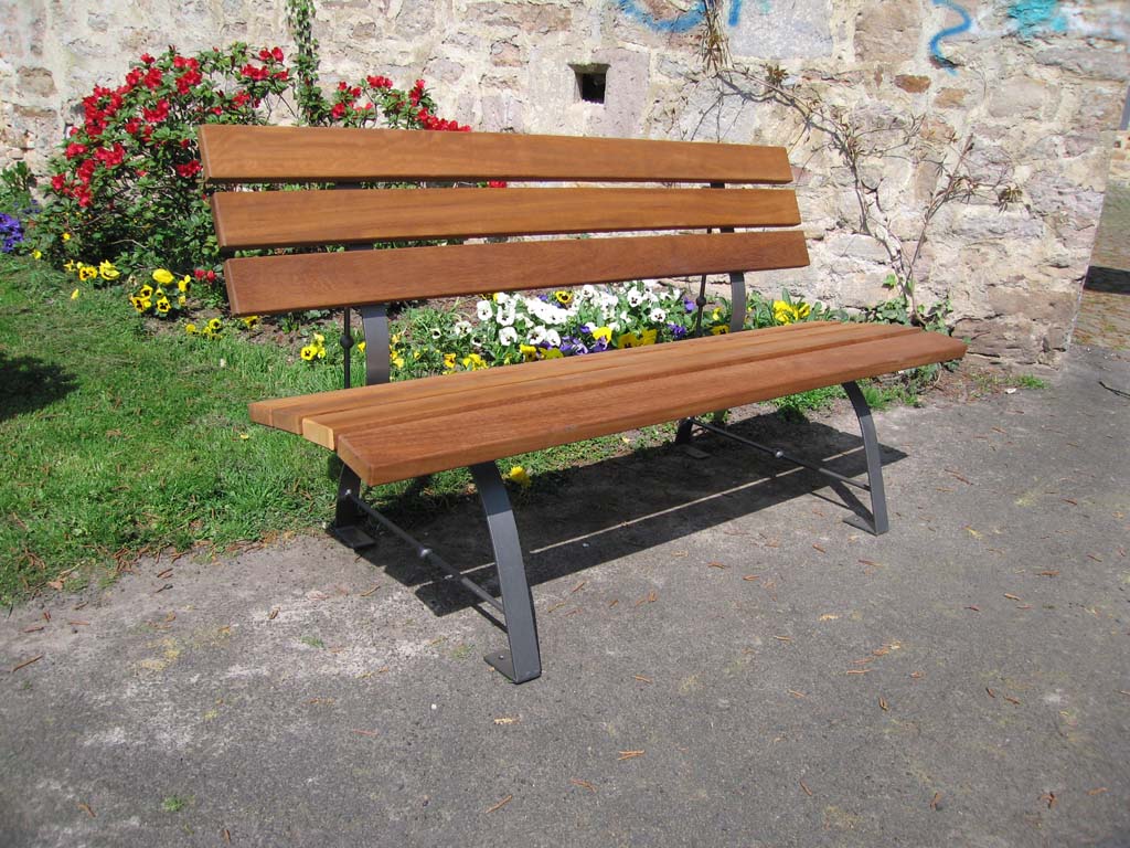 Bank mit Stahlfüssen und Holzlatten