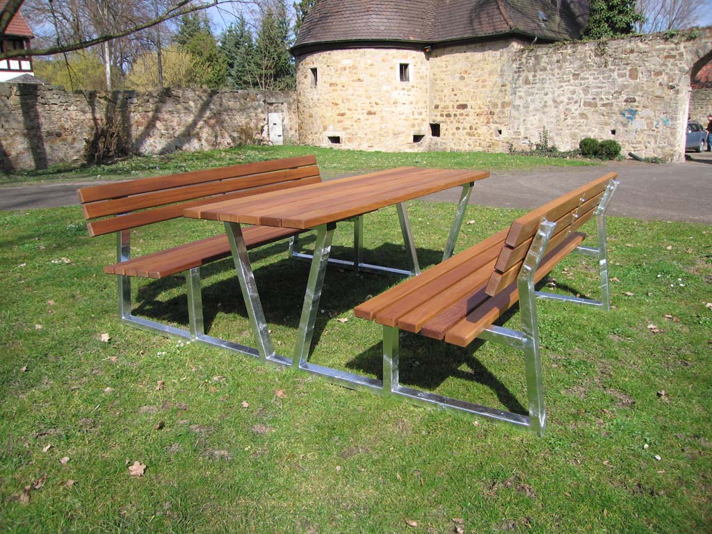 Bank-Tisch-Bank mit Stahlfüssen und Holzlatten