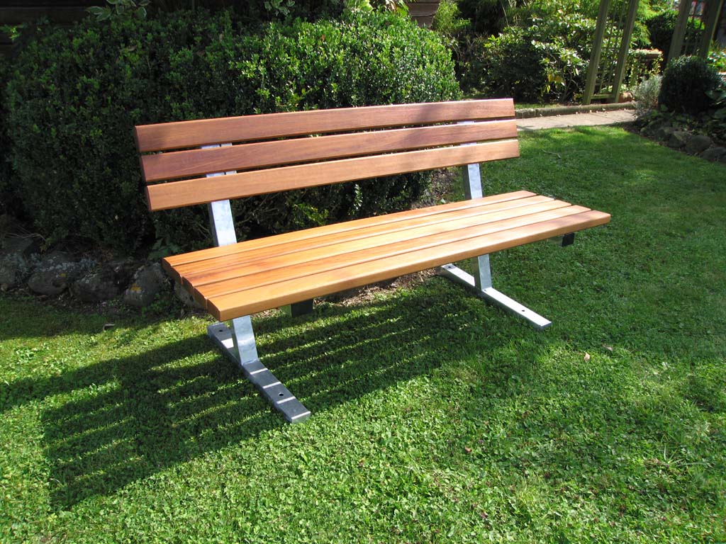 Bank mit Stahlfüssen und Holzlatten
