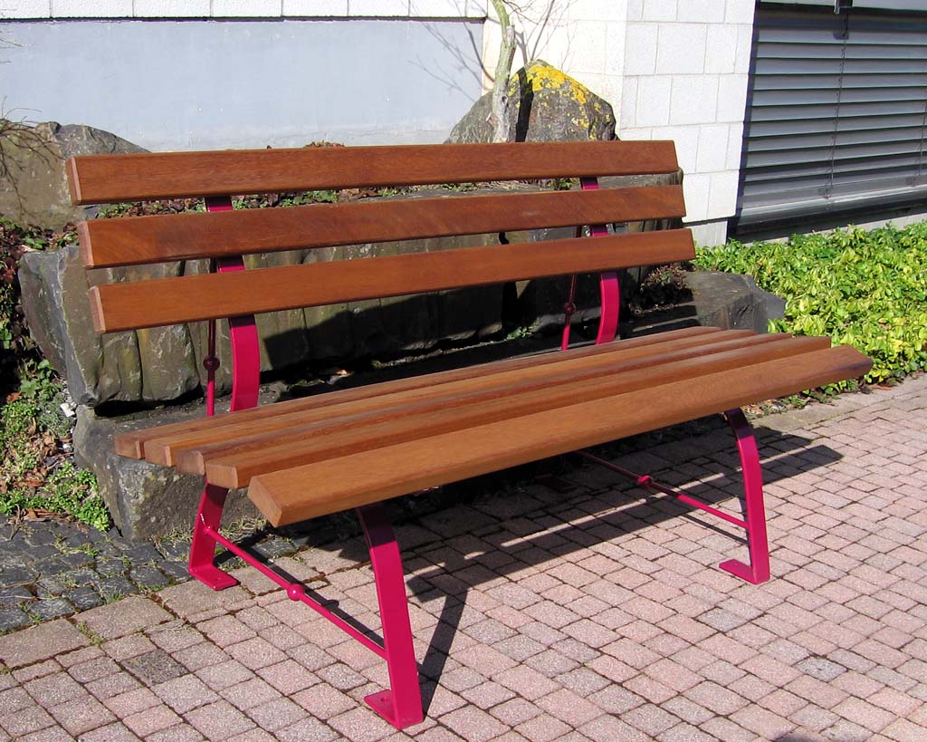 Bank mit Stahlfüssen und Holzlatten