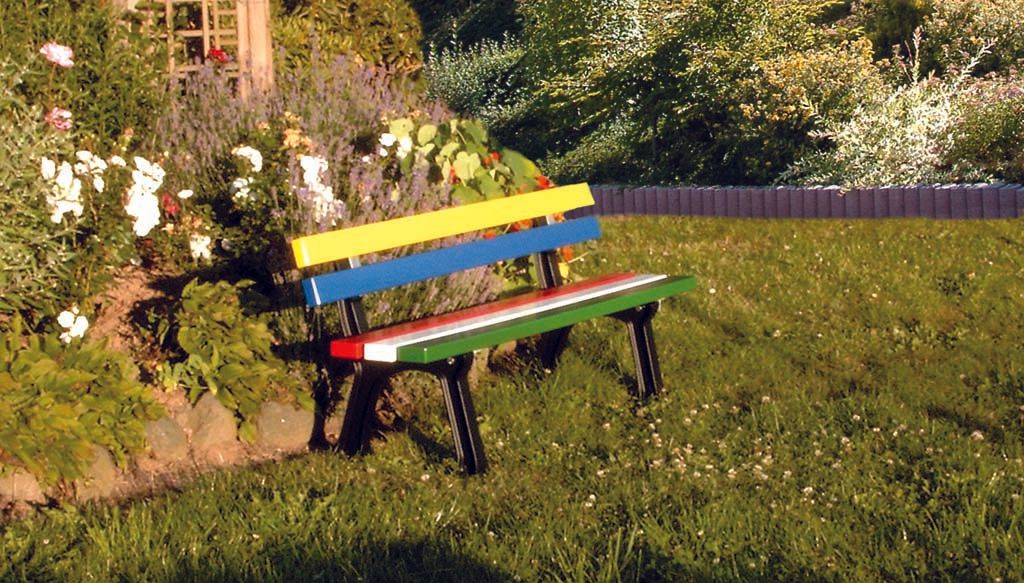 Kinderbank mit Gusseisenfüsse und Holzlatten