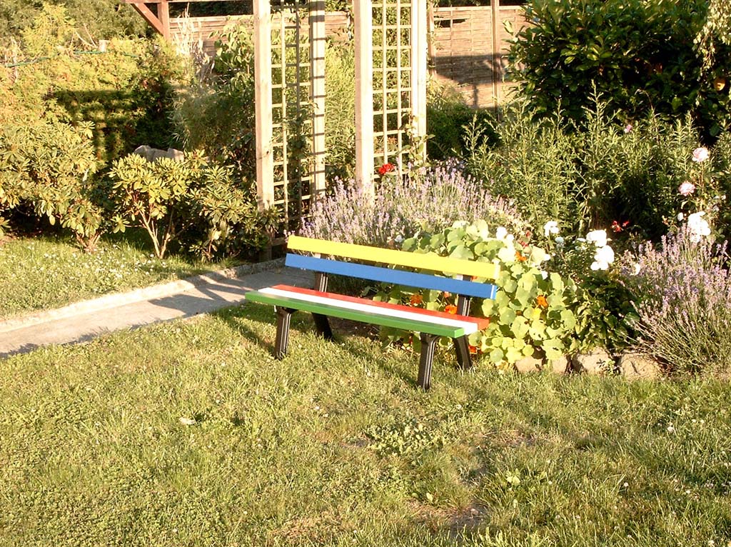 Kinderbank mit Gusseisenfüsse und Holzlatten