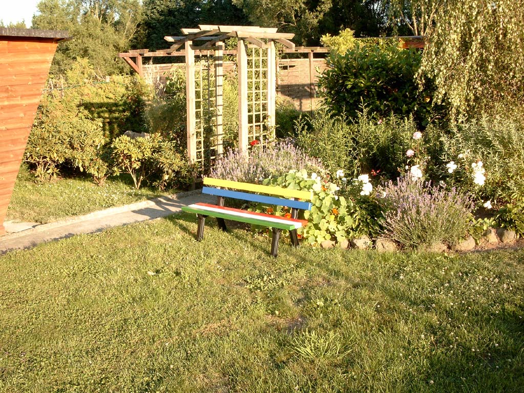 Kinderbank mit Gusseisenfüsse und Holzlatten