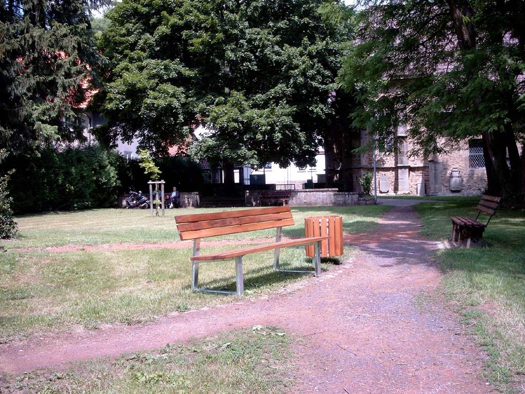 Bank mit Stahlfüssen und Holzlatten