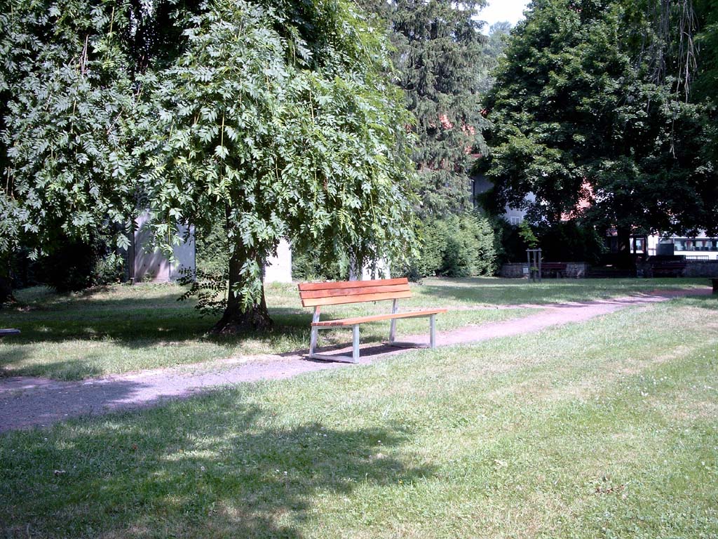 Bank mit Stahlfüssen und Holzlatten