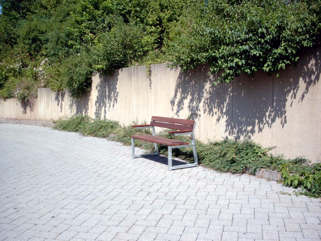 Bank mit Stahlfüssen und Holzlatten