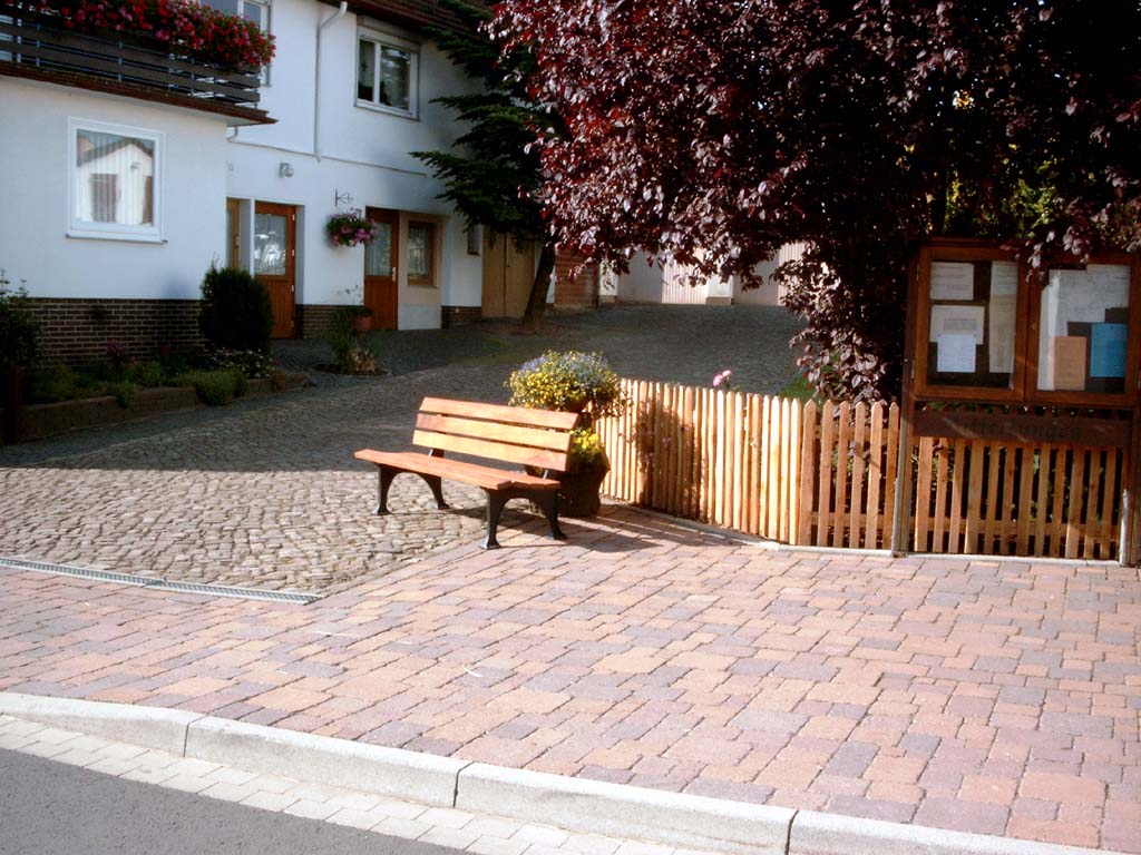 Bank mit Alugussfüsse und Holzlatten