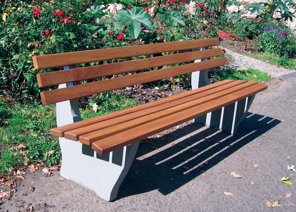 Bank mit Betonfüssen und Holzlatten