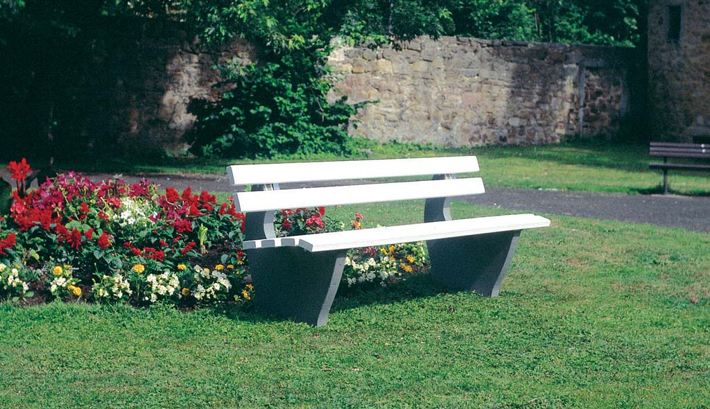 Bank mit Betonfüssen und Recycling-Latten