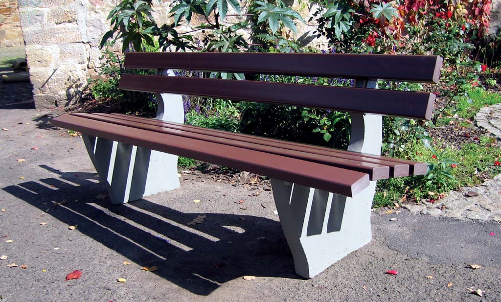 Bank mit Alugussfüsse und Holzlatten