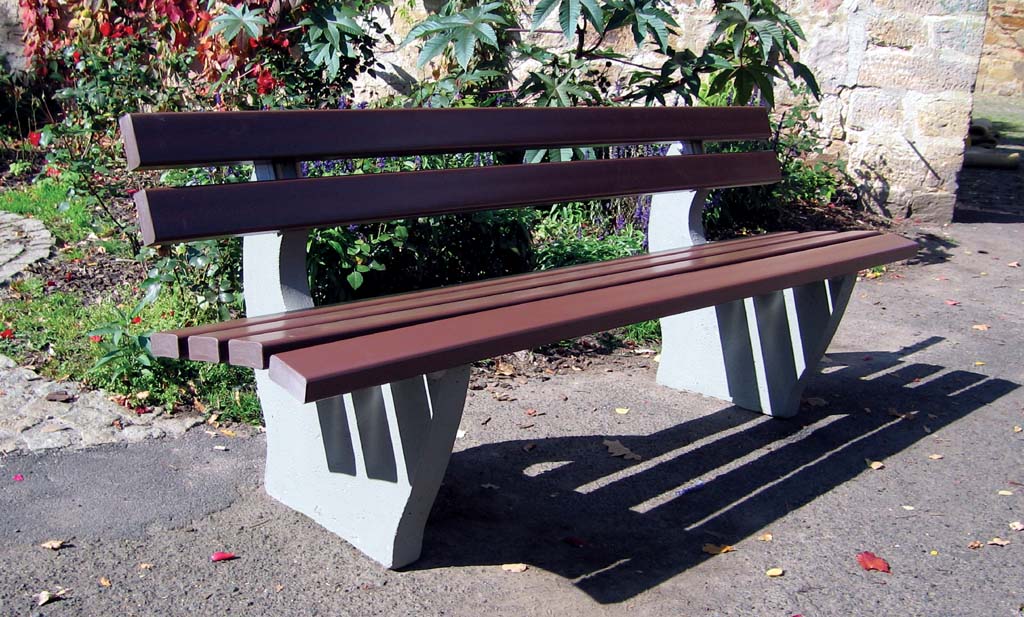 Bank mit Betonfüssen und Recycling-Latten