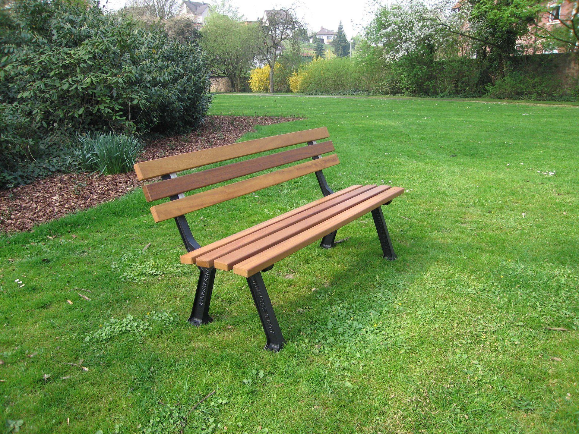 Bank mit Gusseisenfüsse und Holzlatten