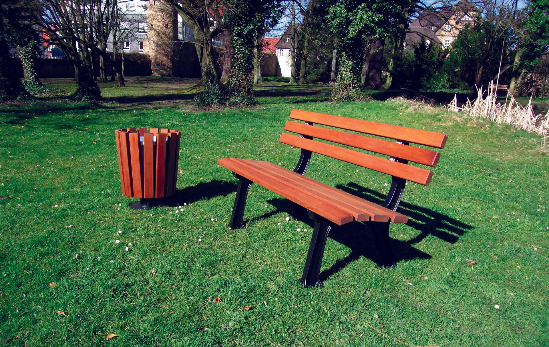 Bank mit Gusseisenfüsse und Holzlatten