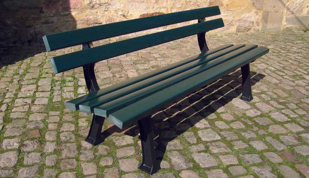 Bank mit Gusseisenfüssen und Recycling-Latten