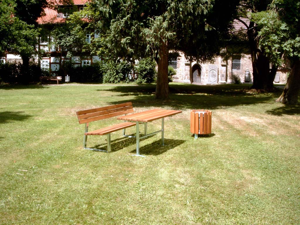 Tisch mit Stahlfüssen und Holzlatten