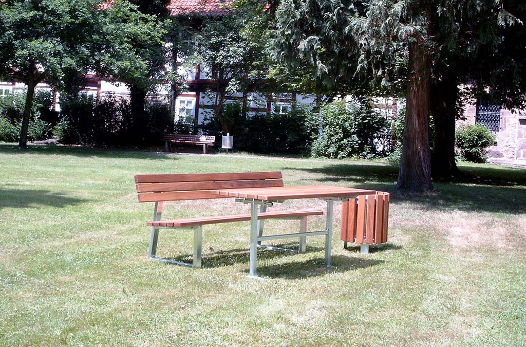 Bank und Tisch mit Stahlfüssen und Holzlatten