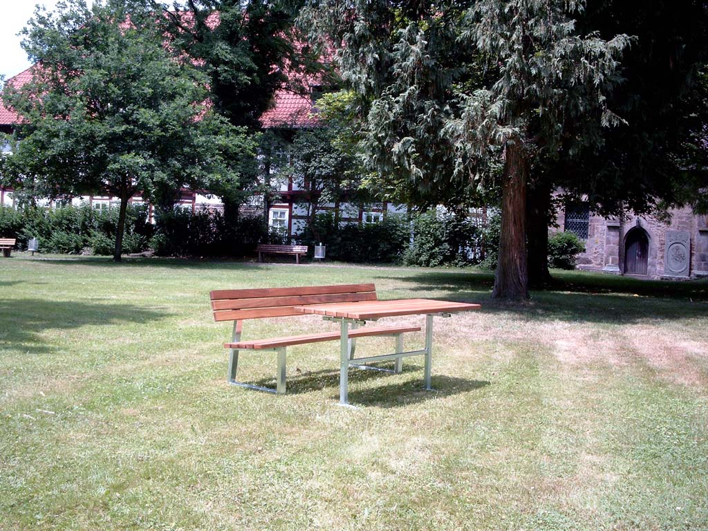 Bank und Tisch mit Stahlfüssen und Holzlatten