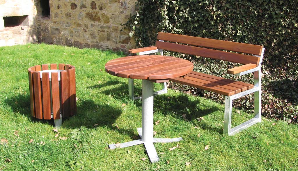 Bank mit Gusseisenfüsse und Holzlatten