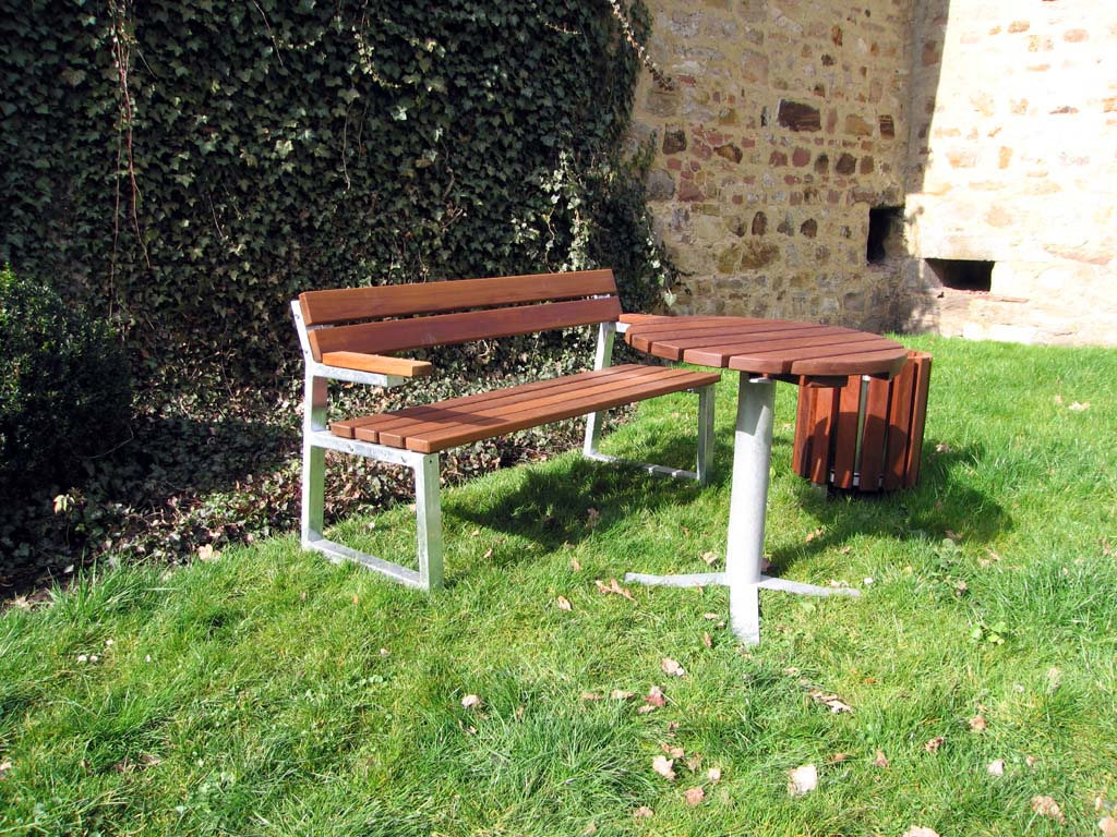 Tisch mit Stahlsäule und Holzlatten