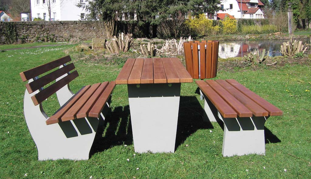 Tisch und Bank mit Betonfüssen und Holzlatten