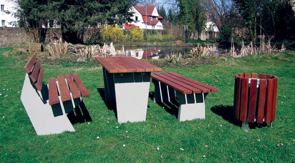 Tisch und Bank mit Betonfüssen und Holzlatten