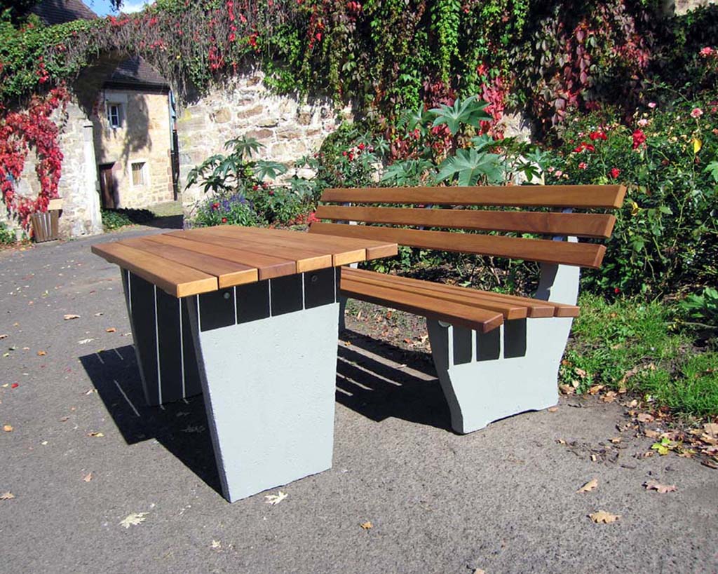 Tisch und Bank mit Betonfüssen mit Holzlatten