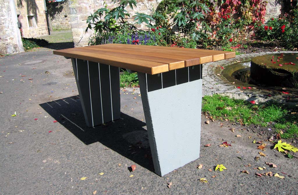 Bank mit Betonfüssen und Recycling-Latten