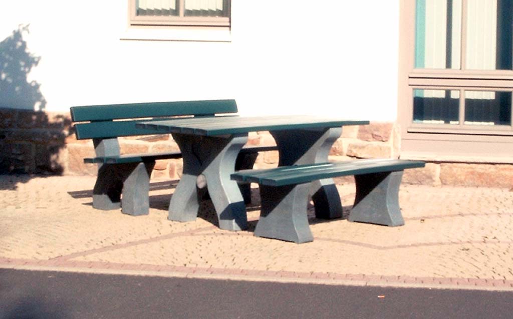 Bank mit Alugussfüssem und Recycling-Latten