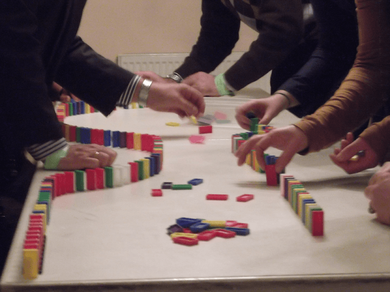 Firmen Weihnachtsfeier Idee Domino Day