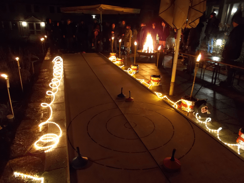 Weihnachtsfeier Idee Firmen Eisstockschießen und Party