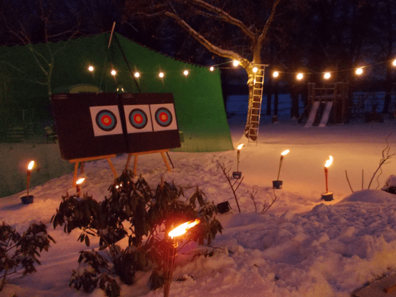 Teamtag Weihnachtsfeier Outdoor Bogenschießen Fackelwanderung