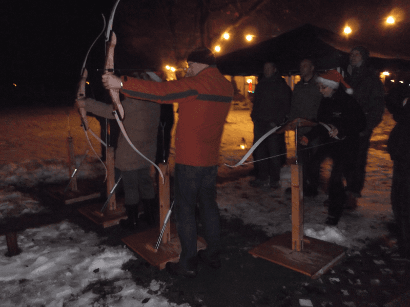 Fackelbogenschießen Wandern mit Fackeln Weihnachtsfeier Outdoor