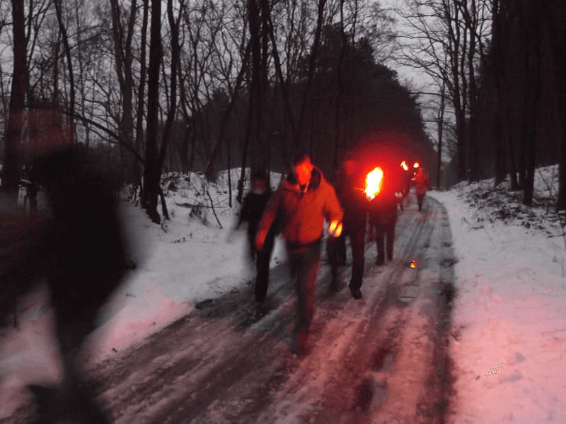 Teamausflug Weihnachtsfeier Wandern mit Fackeln Bogenschießen Outdoor