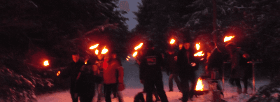 Outdoor Weihnachtsfeier Fackelwanderung Bogenschießen