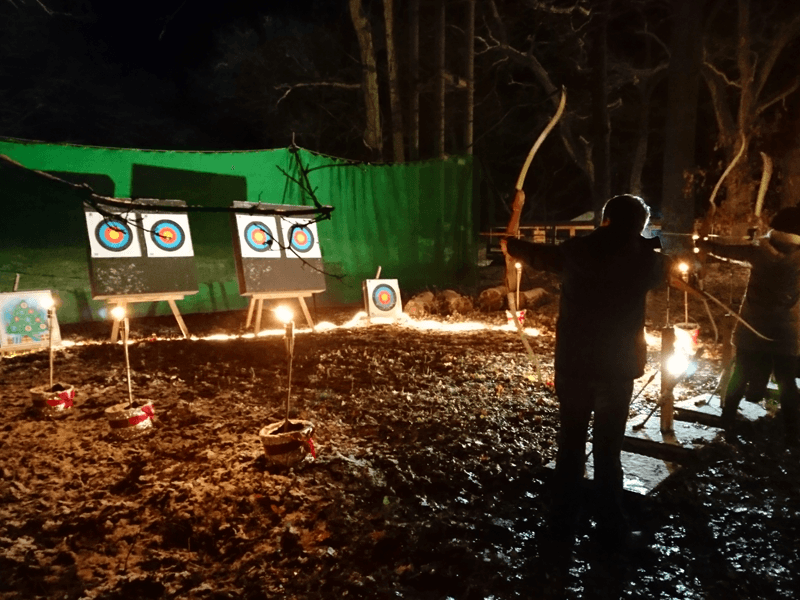 Bogenschießen bei Baum und Zeit Weihnachtsfeier Idee Firmen