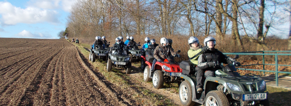Firmenweihnachtsfeier Quad fahren und Bogenschießen