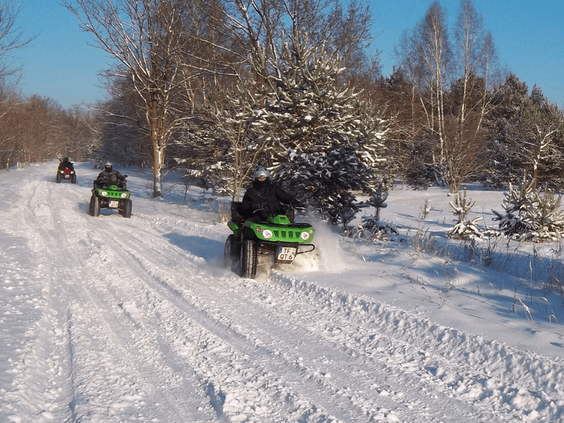 Quad fahren zur Weihnachtsfeier mit Gänsebraten