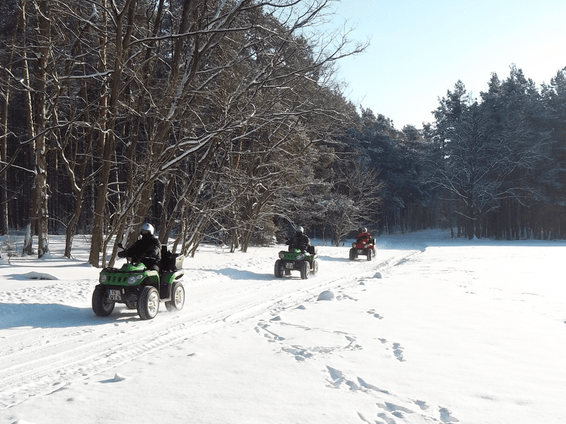 Quad fahren im Winter und Weihnachtsbäume Teamausflug Weihnachtsfeier