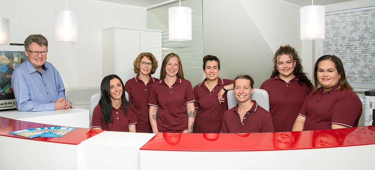 Unser Praxis-Team v.l.n.r.: Herr Dr. Stolpe, Frau Büter, Frau Baum, Frau Miller, Frau Kus, Frau Frehe, Frau Heger, Frau Idrizi Unser Praxis-Team v.l.n.r.: Herr Dr. Stolpe, Frau Büter, Frau Baum, Frau Miller, Frau Kus, Frau Frehe, Frau Heger, Frau Idrizi