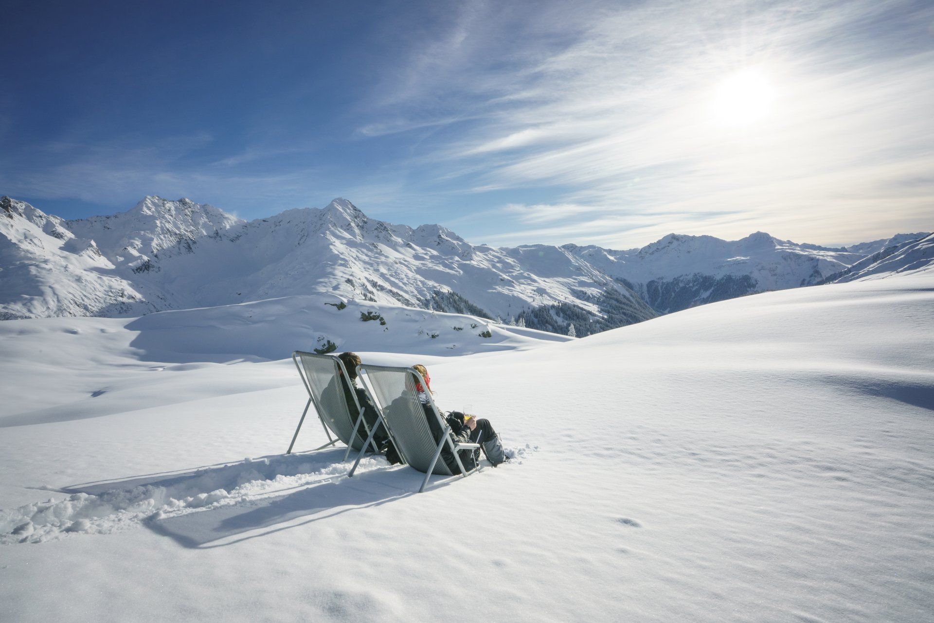 Liegestühle im Schnee, Aussicht und Sonne genießen