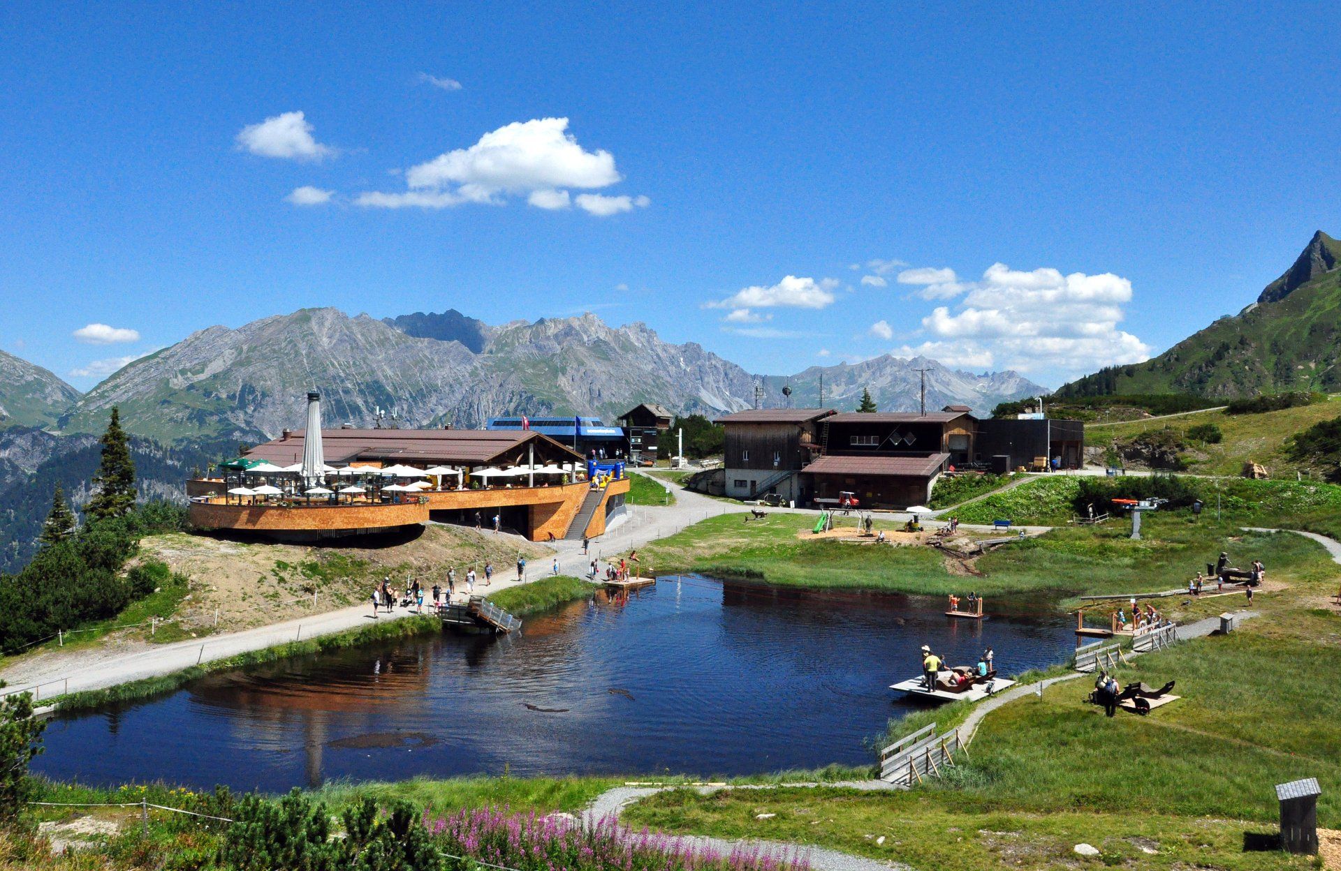Bärenland am Sonnenkopf mit kleinem Bergsee und Bergrestaurant