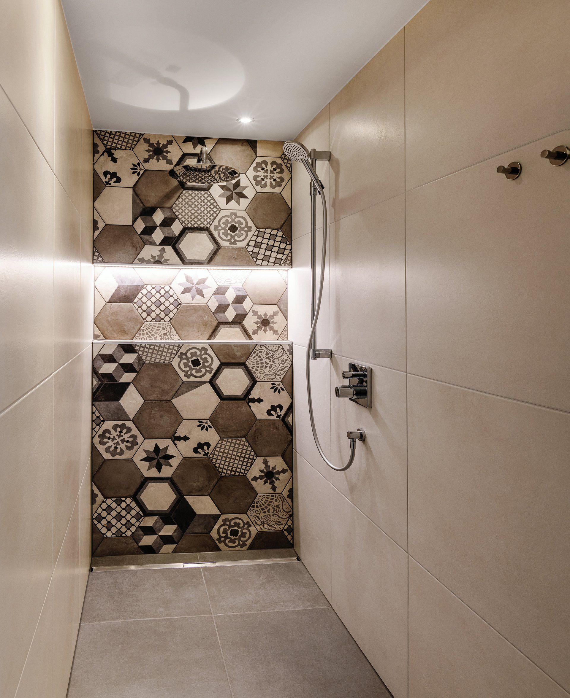 Wellnessdusche mit Kopfbrause, Ablage mit Lichteffekt