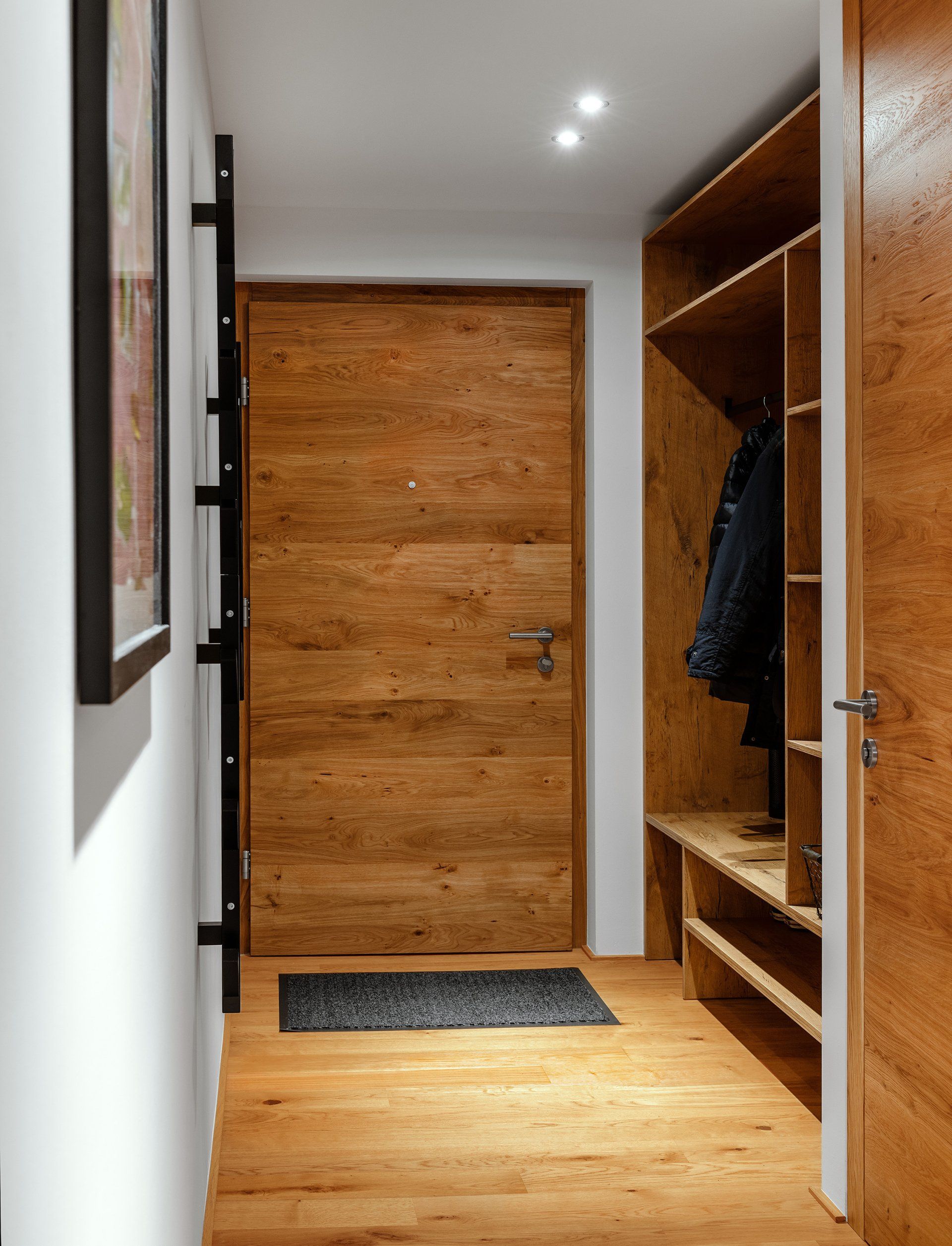 Eingang mit Garderobe und Kleiderhaken, Safe