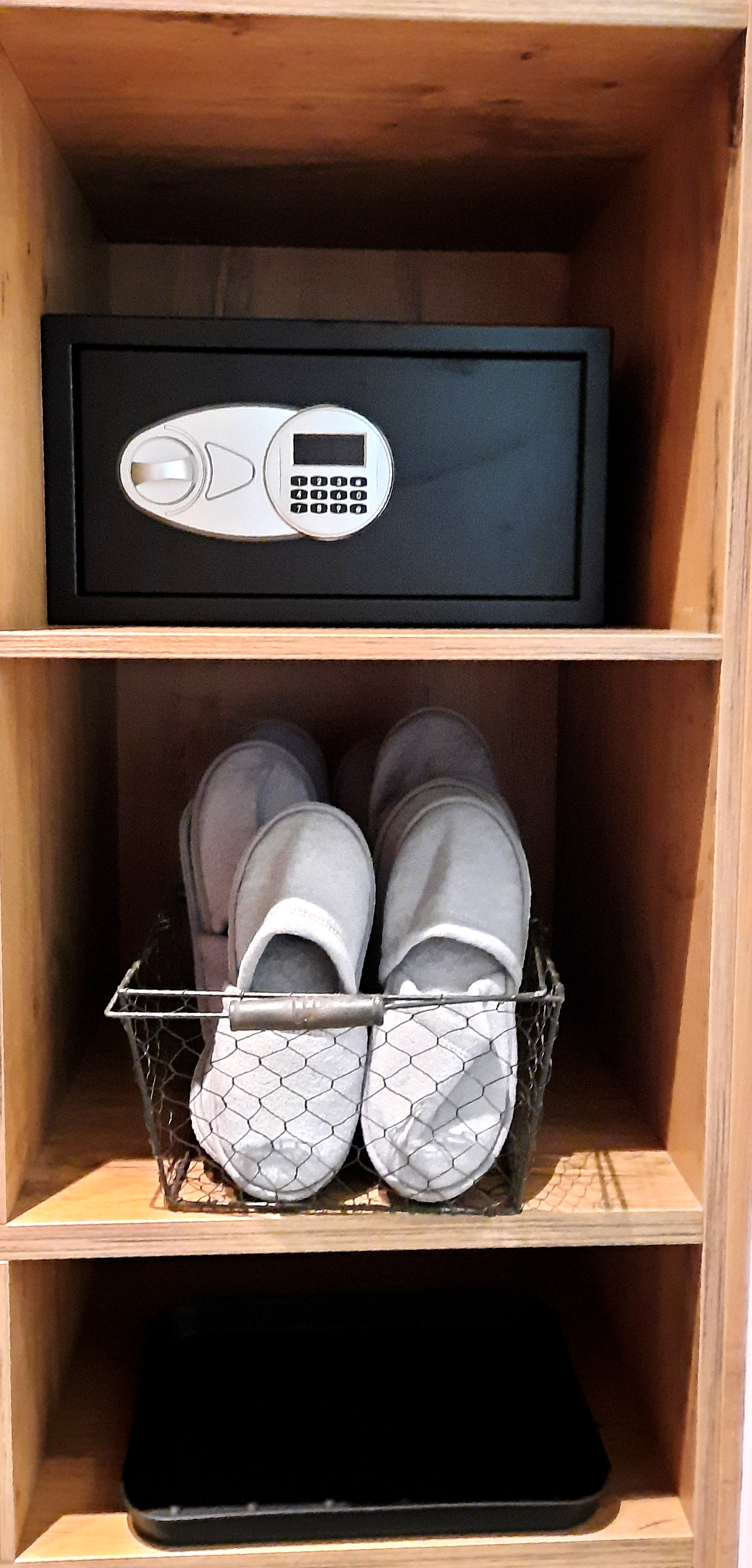 Safe und Hauspantoffeln stehen in der Garderobe bereit
