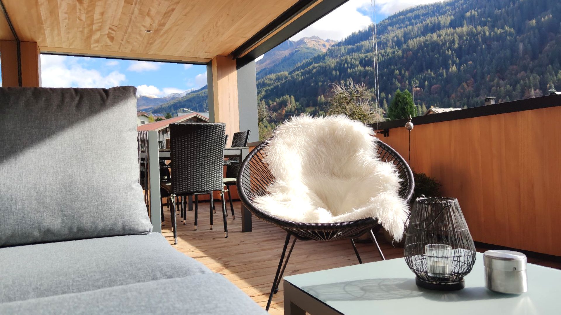 Balkon im Sommer mit Aussicht