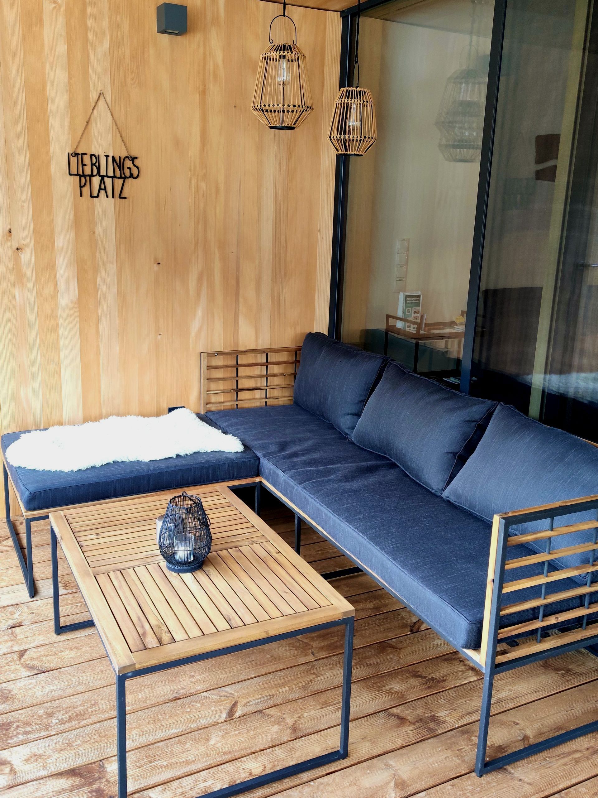 Balkon im Sommer mit Sonnenliegen