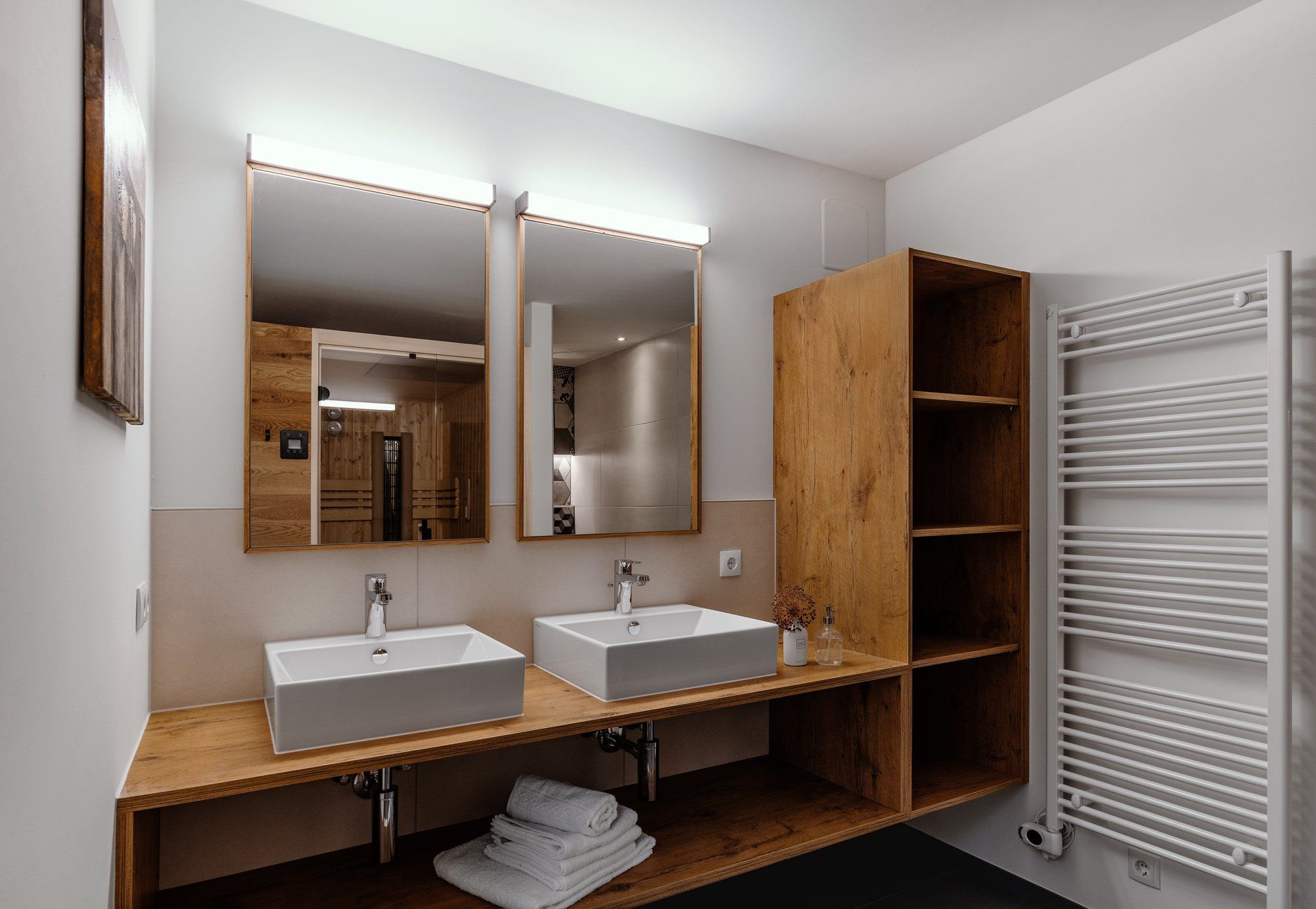 Doppelwaschbecken, Holzverbauung, Ablage, Spiegel, Spiegellicht
