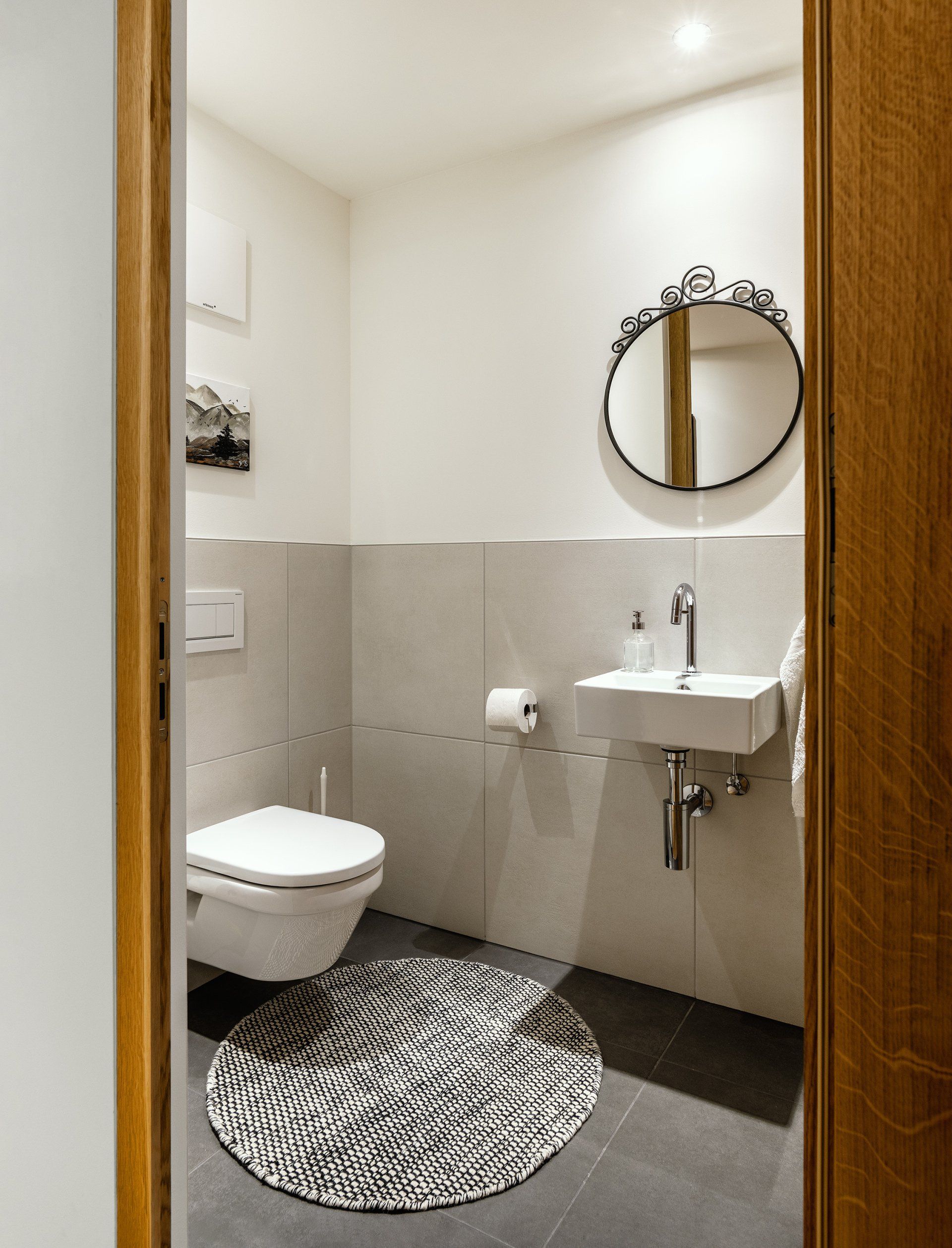 WC mit Waschbecken und Spiegel rund